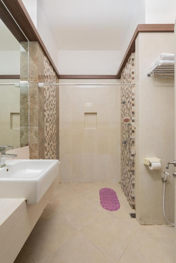 Life Emerald Hotel Surabaya Exterior photo