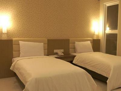 Life Emerald Hotel Surabaya Exterior photo